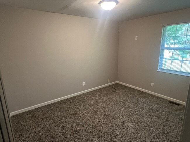 Building Photo - Updated 3 bed 1 bath home - Available Now