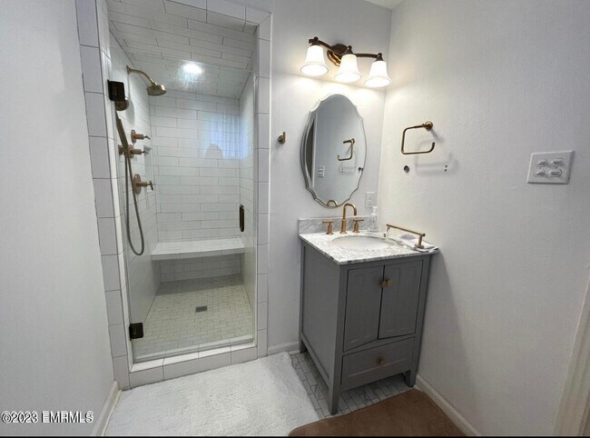 Building Photo - 2113 Valleyview Dr