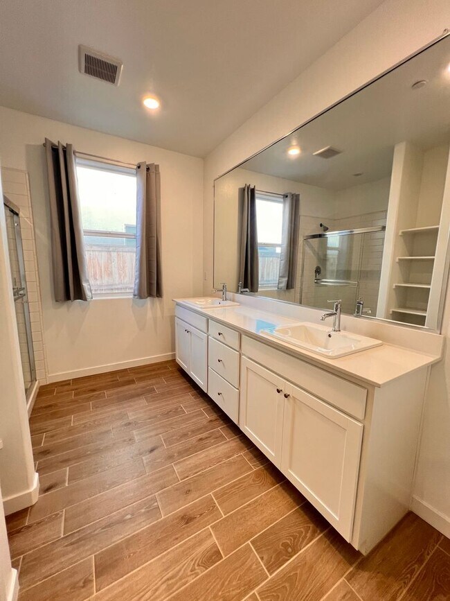 Building Photo - Northwest Bakersfield