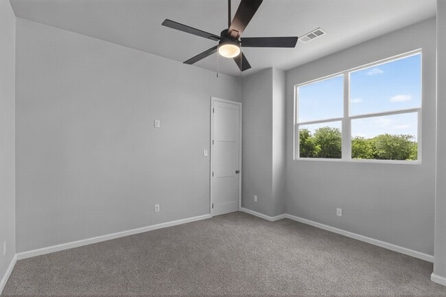 Building Photo - 521 Fox Hl Ct