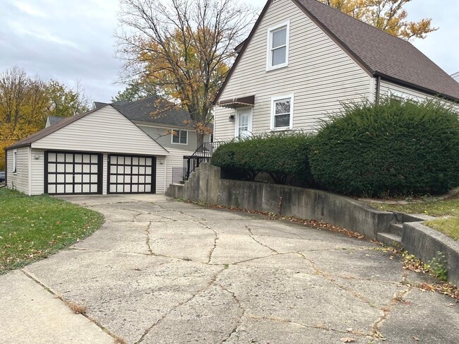 Building Photo - 805 S Norbury Ave