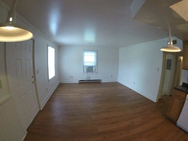 Building Photo - 3001 Kossuth St