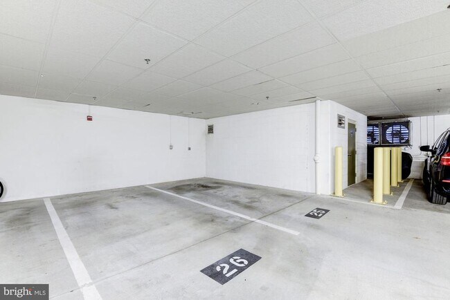 Building Photo - 1860 Stratford Park Pl