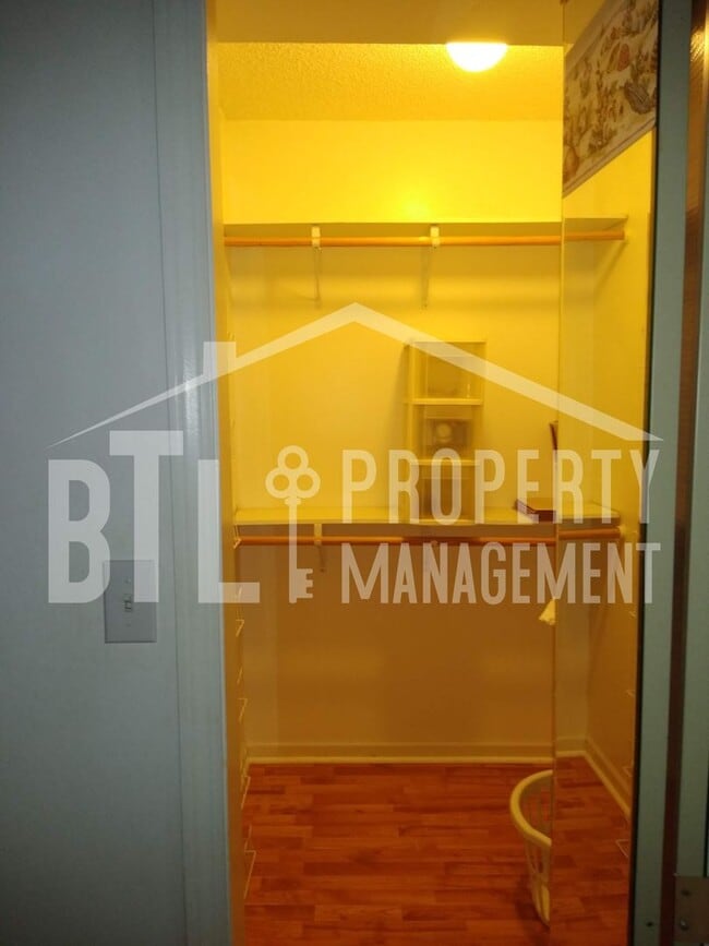 Building Photo - Cozy 1 bedroom Lake condo!!