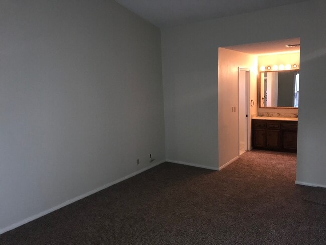 Building Photo - NORTHWEST HOME!!