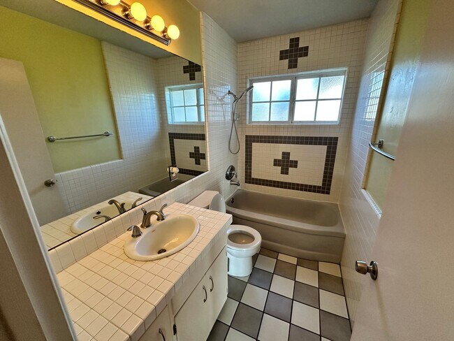 Building Photo - Large 3BD/2BA w/ Private Backyard!