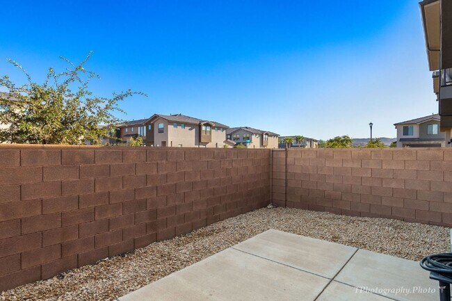 Building Photo - "Beautiful pet friendly 3-Bedroom, 2.5 Bat...