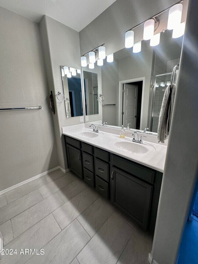 Building Photo - 2669 S Peppertree Dr