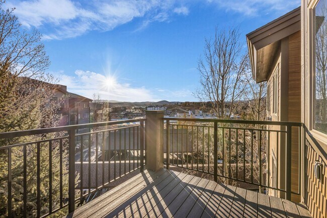 Building Photo - Top Floor Crestview Condo