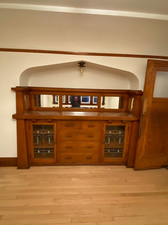 Built-in - 2240 E Vollmer Ave