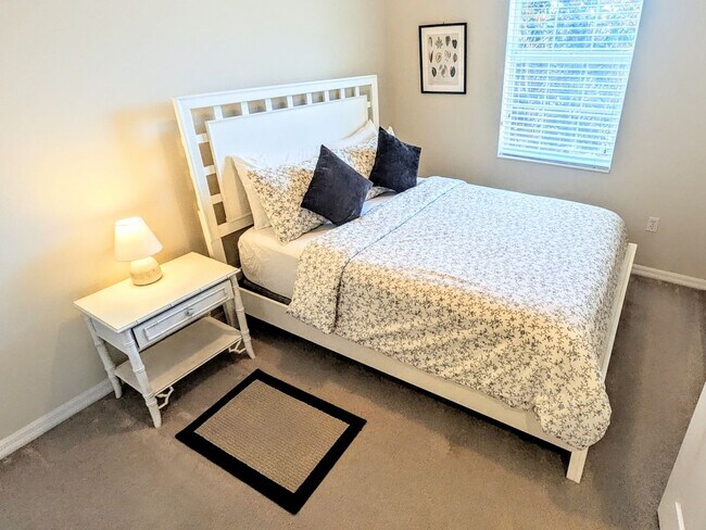 Building Photo - Seasonal/short term/annual  3/3 spacious townhouse with water view off University PKWY