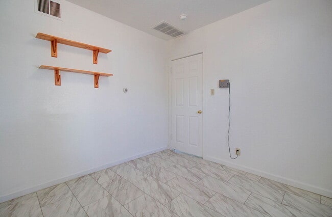 Building Photo - 9316 E Balsam Ave