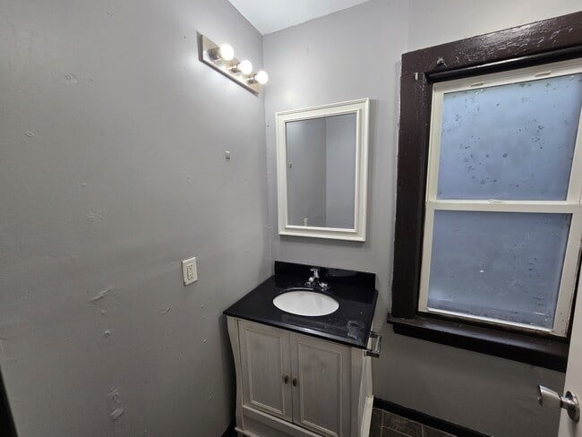 Building Photo - 208 Clay St