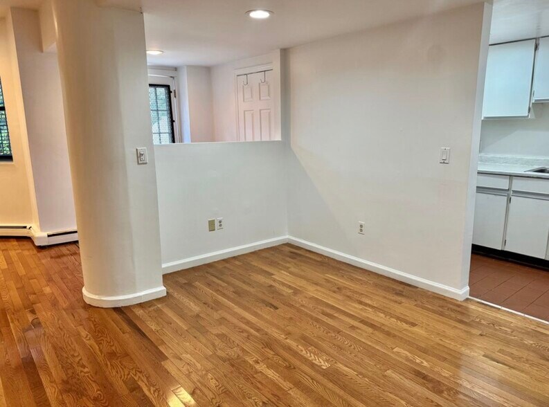 Building Photo - 390 Riverway