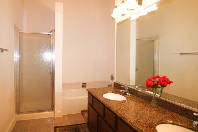 Building Photo - 648 W Parkside Dr