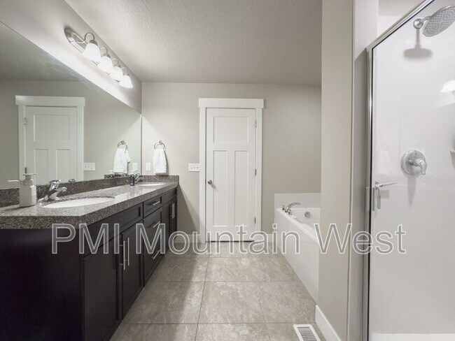 Building Photo - 12702 Stone Heights Dr