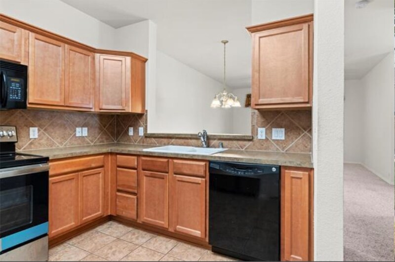 Building Photo - 2725 Hyde Park Dr