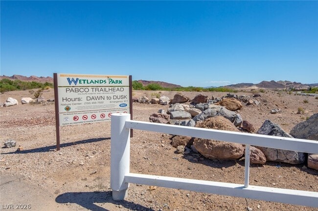 Building Photo - 1068 Crescent Falls St