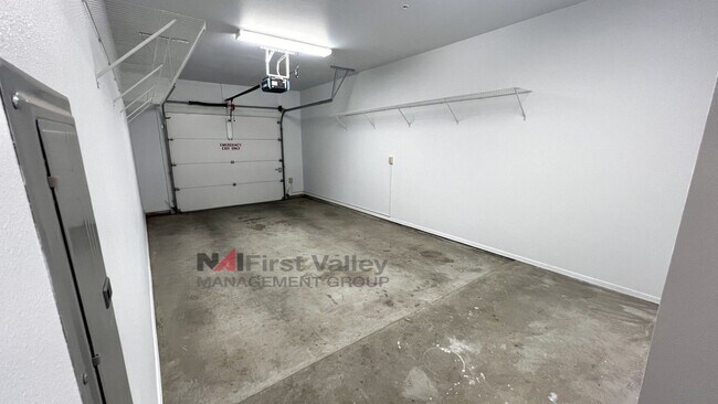 Building Photo - 1 Bedroom, 1 Bath with a Single Car Garage