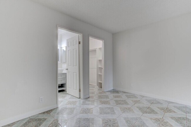 Building Photo - 808 Hedge Way