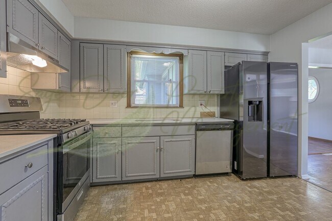 Building Photo - LOTS OF NATURAL SUNLIGHT!!!