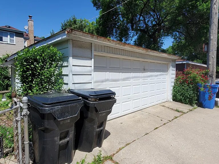 Building Photo - 5361 N Linder Ave