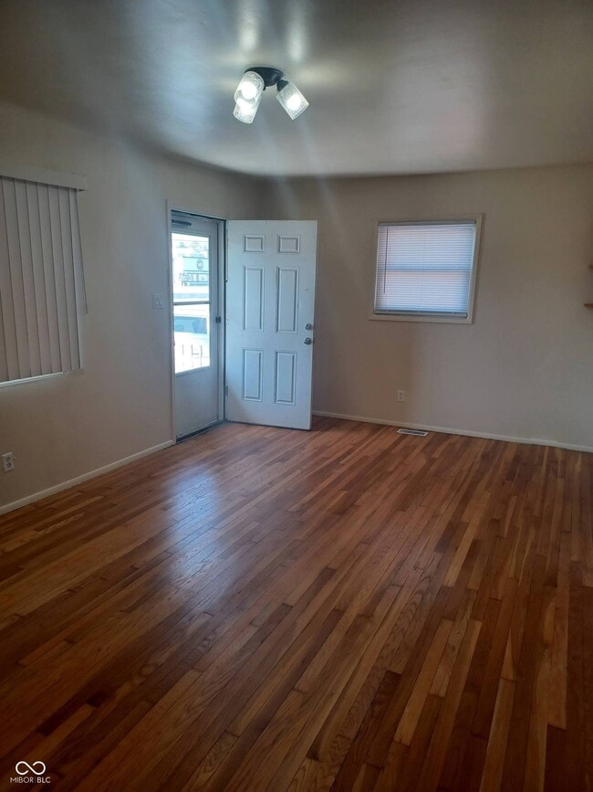 Building Photo - 33 S Post Rd