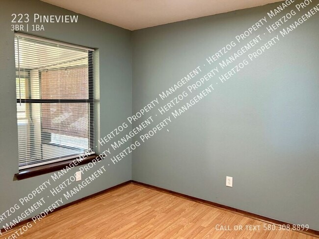 Building Photo - 223 Pineview-
