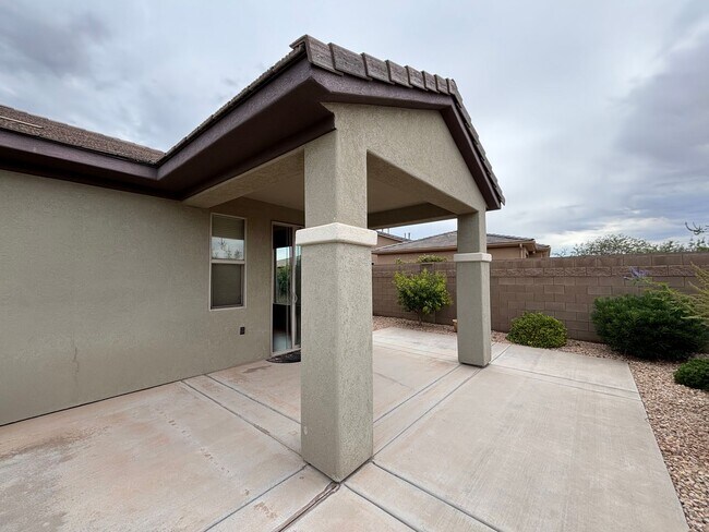 Building Photo - SPACIOUS HOME FOR RENT!