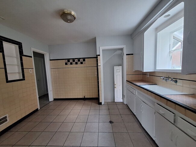 Building Photo - Charming 3 bedroom brick bungalow