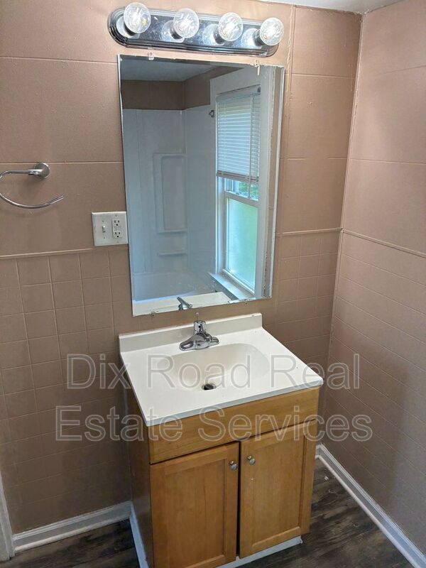 Building Photo - 2240 Lakeview Ave