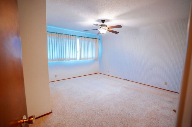 Building Photo - Spacious and inviting 4-bedroom, 2-bathroom single-family home