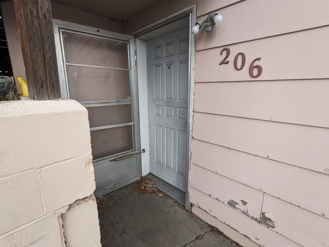 Building Photo - Cherry St Duplex