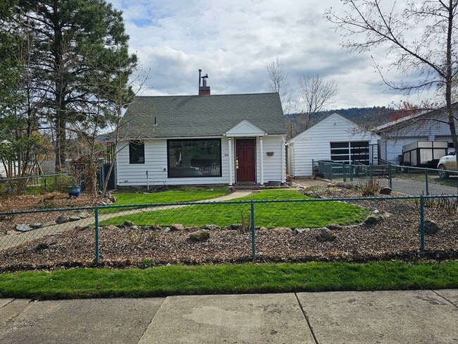 Building Photo - 906 G Ave