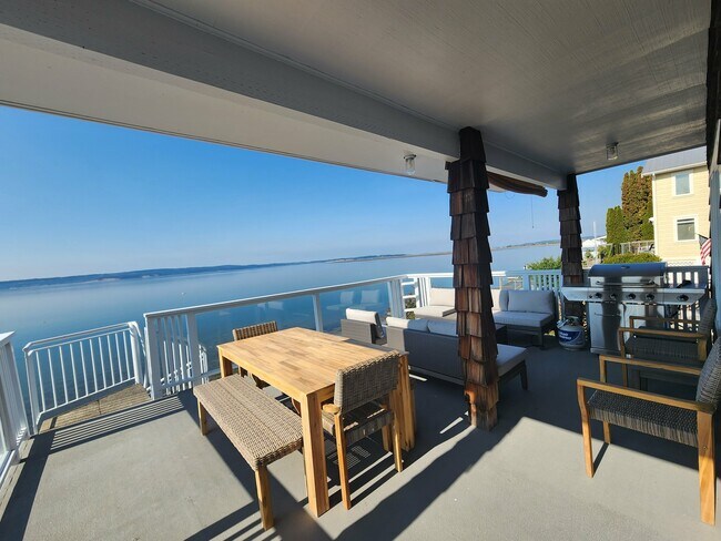 Building Photo - 19118 Soundview Dr NW