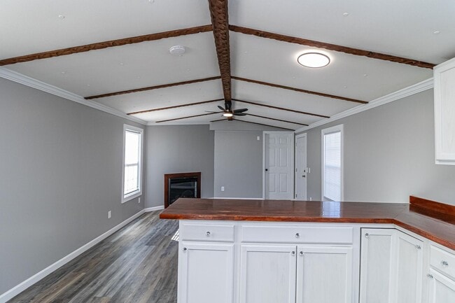 Building Photo - IMMACULATE 3 BR | 2 BA in Pikeville! Lawn ...