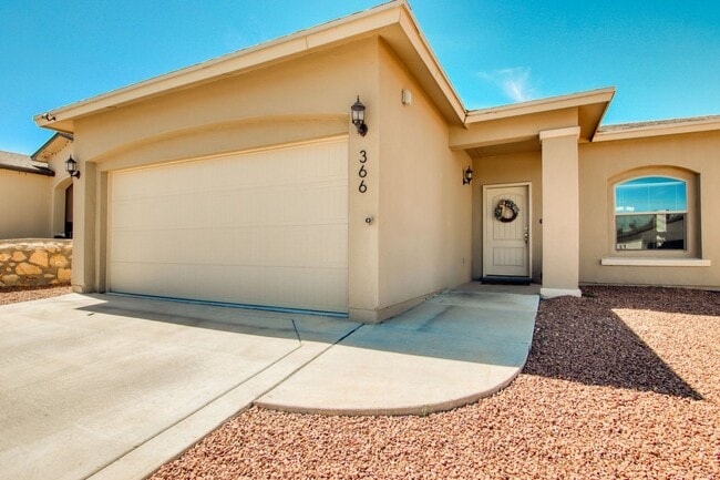 Building Photo - Beautiful Modern & Contemporary House 3 beds-2 baths in 79932