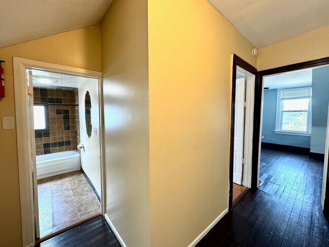 Building Photo - 4 Bed/2 bath UC Rental On Victor + Parking...