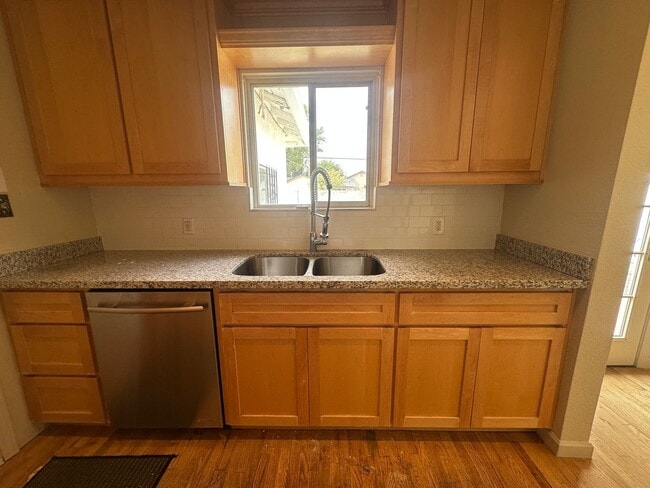 Building Photo - 3 Bedroom 2 Bathroom Home with Pool