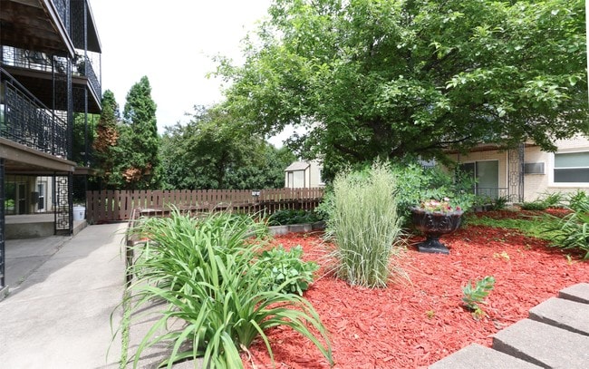 Building Photo - 380 Larpenteur Ave W