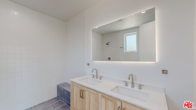 Building Photo - 4462 W Maplewood Ave
