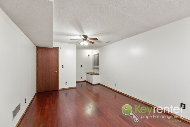 Building Photo - 3 Bedroom 2 Bathroom Family Ready Home