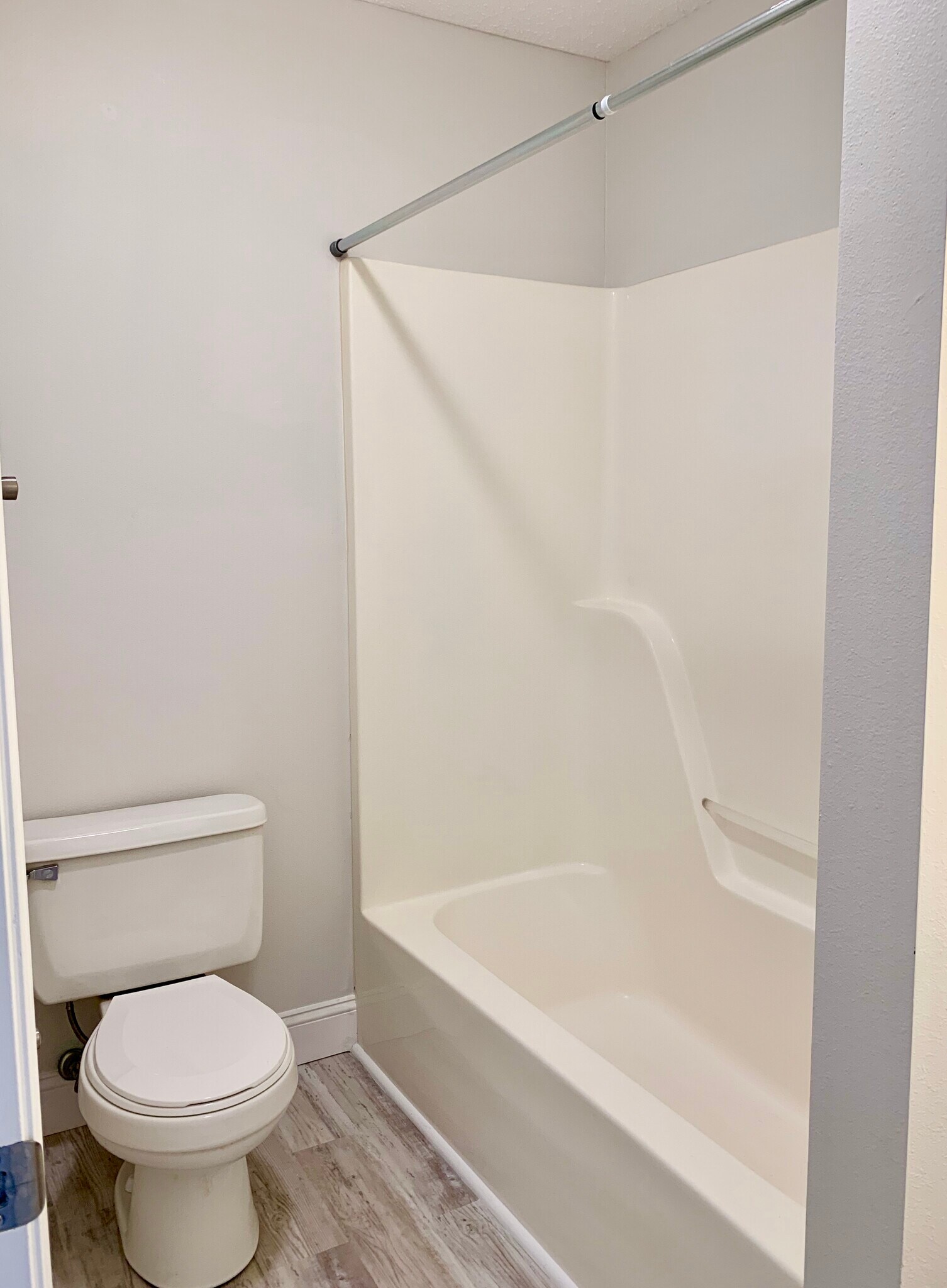 2nd bath - 4553 Barrington Ln