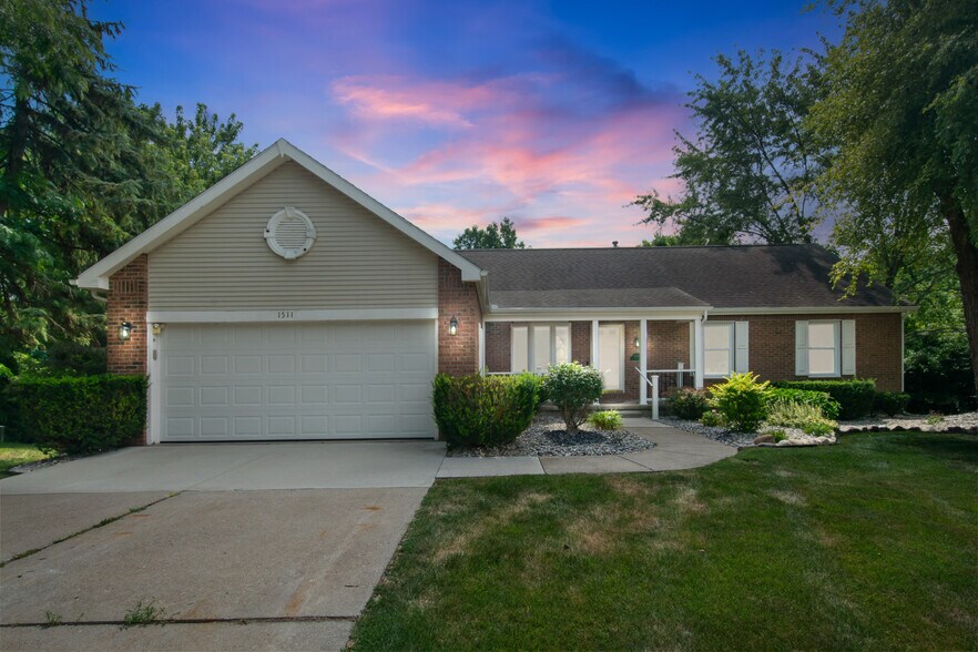 Building Photo - 1511 Fall Creek Ln