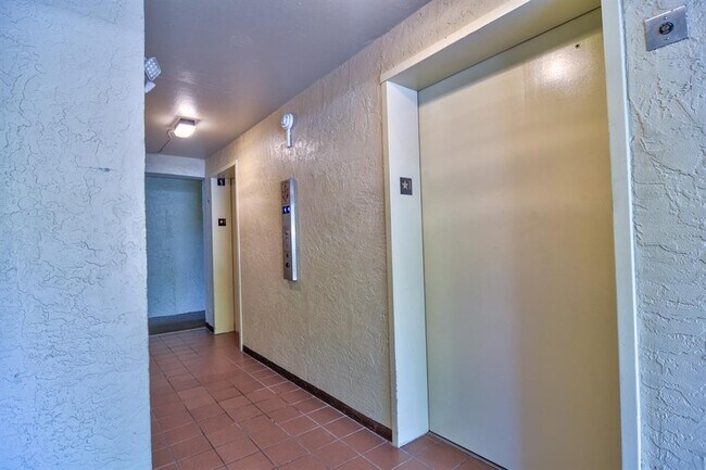Building Photo - 900 Cove Cay Dr