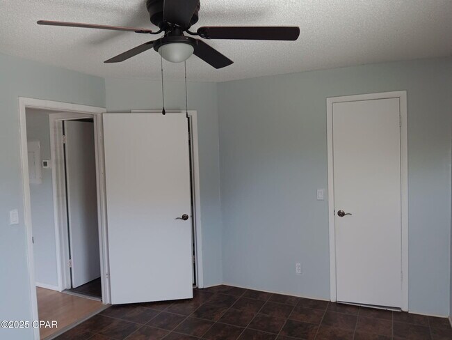 Building Photo - 300 Lakepointe Dr