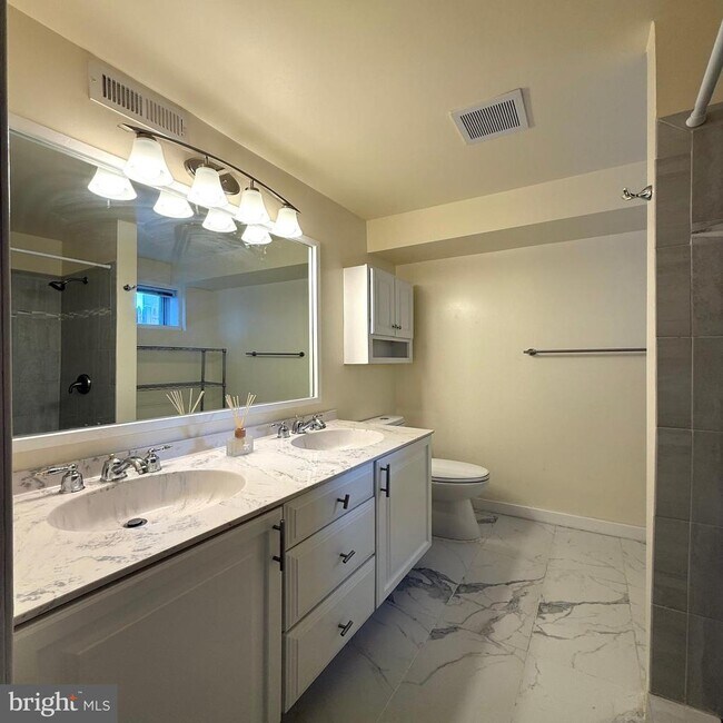 Building Photo - 701 N Vermont St