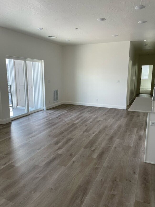 Building Photo - 3 Bedroom Condo in Desert Color with Flexible 6-12 Month Lease