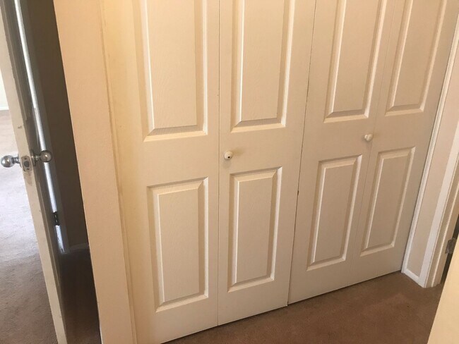 Building Photo - Unbeatable Charm in Camarillo's Colony