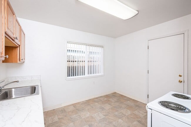 Building Photo - 700-702 Poplar Avenue